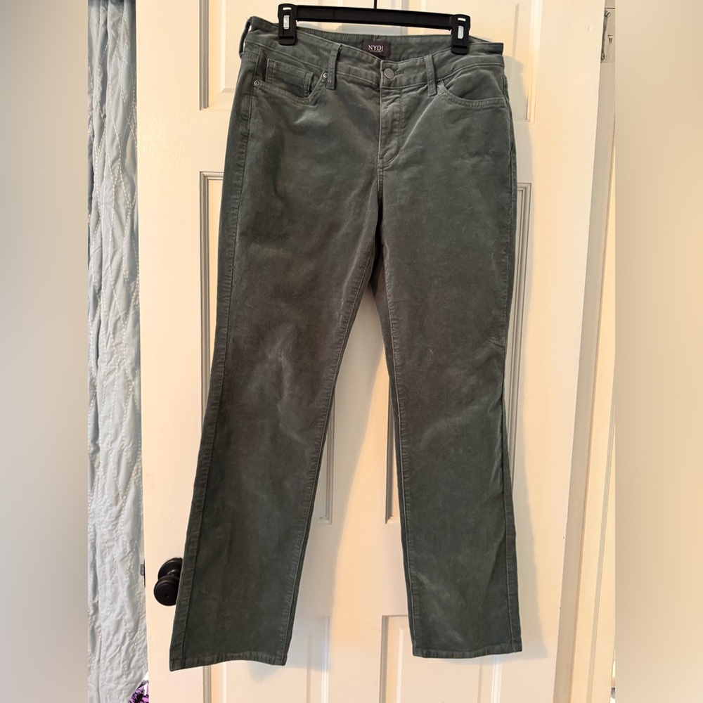 NYDJ Marilyn Straight Corduroy Sage Leaf Like New!